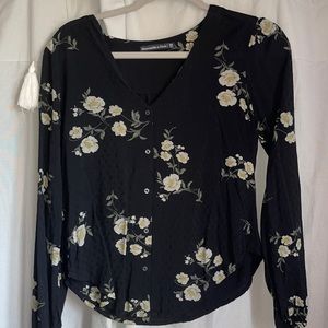 Abercrombie & Fitch black & white floral blouse | perfect for fall